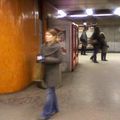 Une jeune femme floue, hier, sur le quai de Châtelet-les-Halles, en attendant le RER A