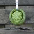 Pesto de roquette et fanes de radis aux amandes sans gluten ni produits laitiers