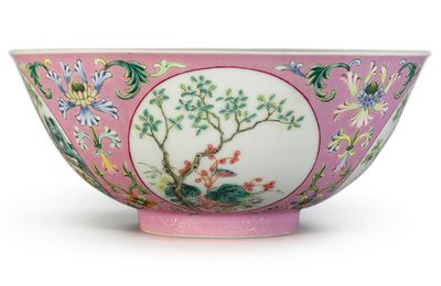 A rare pink-ground famille-rose sgraffiato ‘medallion’ bowl, Jiaqing seal mark and period (1796-1820)