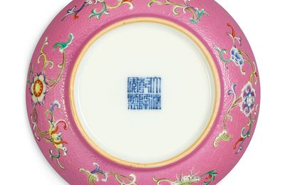 A rare pink-ground sgraffiato yangcai saucer, seal mark and period of Qianlong (1736-1795)