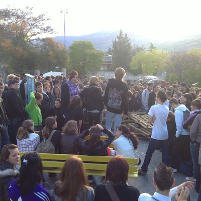 JEUDI 7 OCTOBRE 2010, FACE A LA CASSE DES RETRAITES ET DE L'EDUCATION, BLOCUS DE JEAN-VIGO ET MANIF !