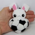 Peluche lapin dans un ballon de football