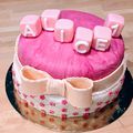 Gâteau cake design décoration nœud et cube en pâte à sucre pour anniversaire 