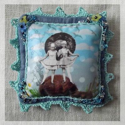 Broches ou bijoux de sac brodés divers...