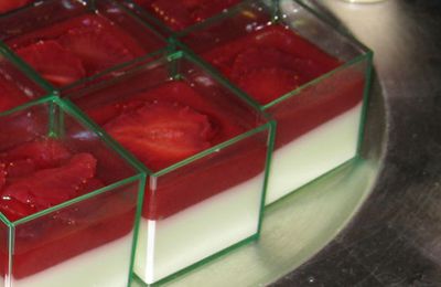 Sablé fin de fraises et panna cotta au basilic, jus de fraise au parfum de confiture