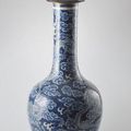 Vase bouteille en porcelaine à long col surmonté d'un couvercle, "Bleu de Huê", Chine pour le Vietnam, XIXème siècle. 