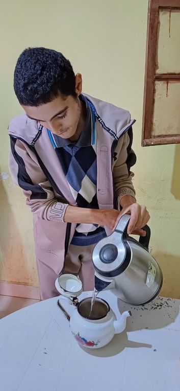 Une petite équipe de pâtissiers fait des baghrir بغرير au temps d'accueil ce lundi à O.T.