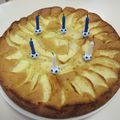 un gâteau ....des bougies ... on dirait un anniversaire