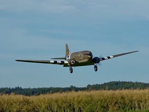 Un Douglas C47 aux décorations du débarquement de Normandie.