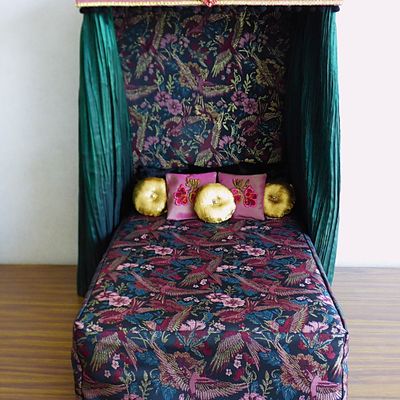 Un lit à baldaquin