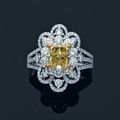 Bague en or gris ornée d'un diamant jaune « Fancy yellow» de forme rectangulaire