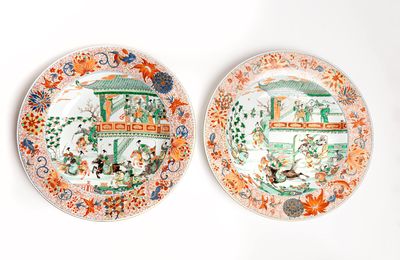 A pair of large verte-Imari chargers, Kangxi period (1662-1722)