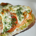 Complètement fan de cette TARTiNE TOASTÉE AU PESTO, SAUMON FUMÉ, TOMATE, MOZZARELLA & ANETH !