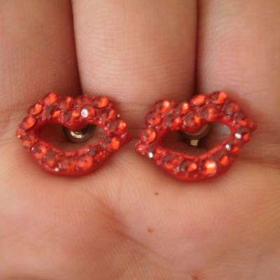 Paire de boucles d'oreille fantaisie " bouche rouge "