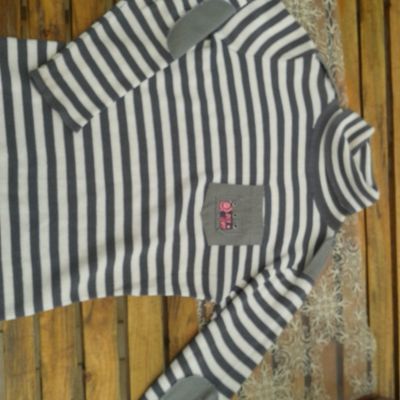 Pull col roullé Rica Levis Taille 12 ans ecru et gris tres beau- 8 euros 