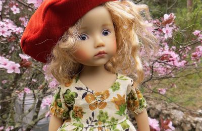Julie, ma petite Boneka, visite le jardin