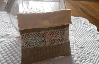 Pochette avec dentelle et cordonnet