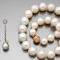 Parure comprenant un collier d'importantes perles de culture des Mers du Sud en légère chute