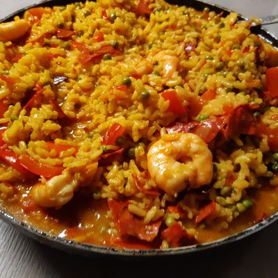Paella au chorizo et aux scampi