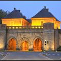 DOUAI : La porte de Valenciennes, au crépuscule ... 