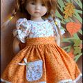 Une petite fille d'automne sage comme une image