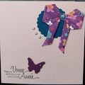 Carte de voeux avec noeud en origami violet