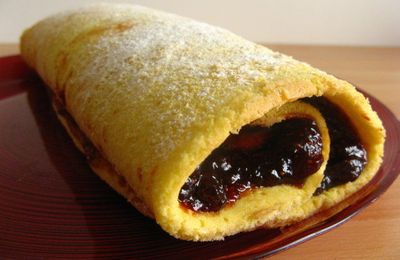 Gâteau roulé à la confiture de fraises et aux fraises fraîches