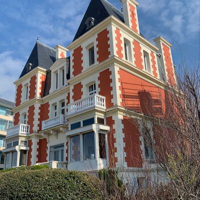 Villas du bord de mer sur la digue Saint-Malo
