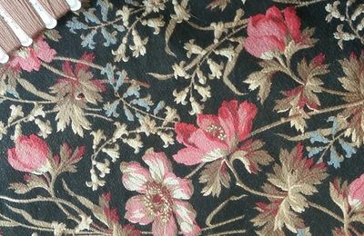 15.292 magnifique tissu ancien napoleon III fond noir fleuri anemones