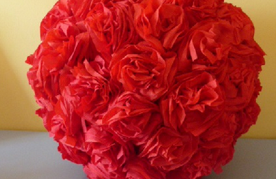 Boule de fleur en papier crépon rouge en décorations