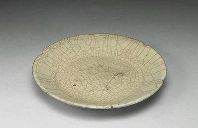 Dish with floral-shaped rim in green glaze, Guan ware, Southern Song-Yuan dynasty, 13th-14th century