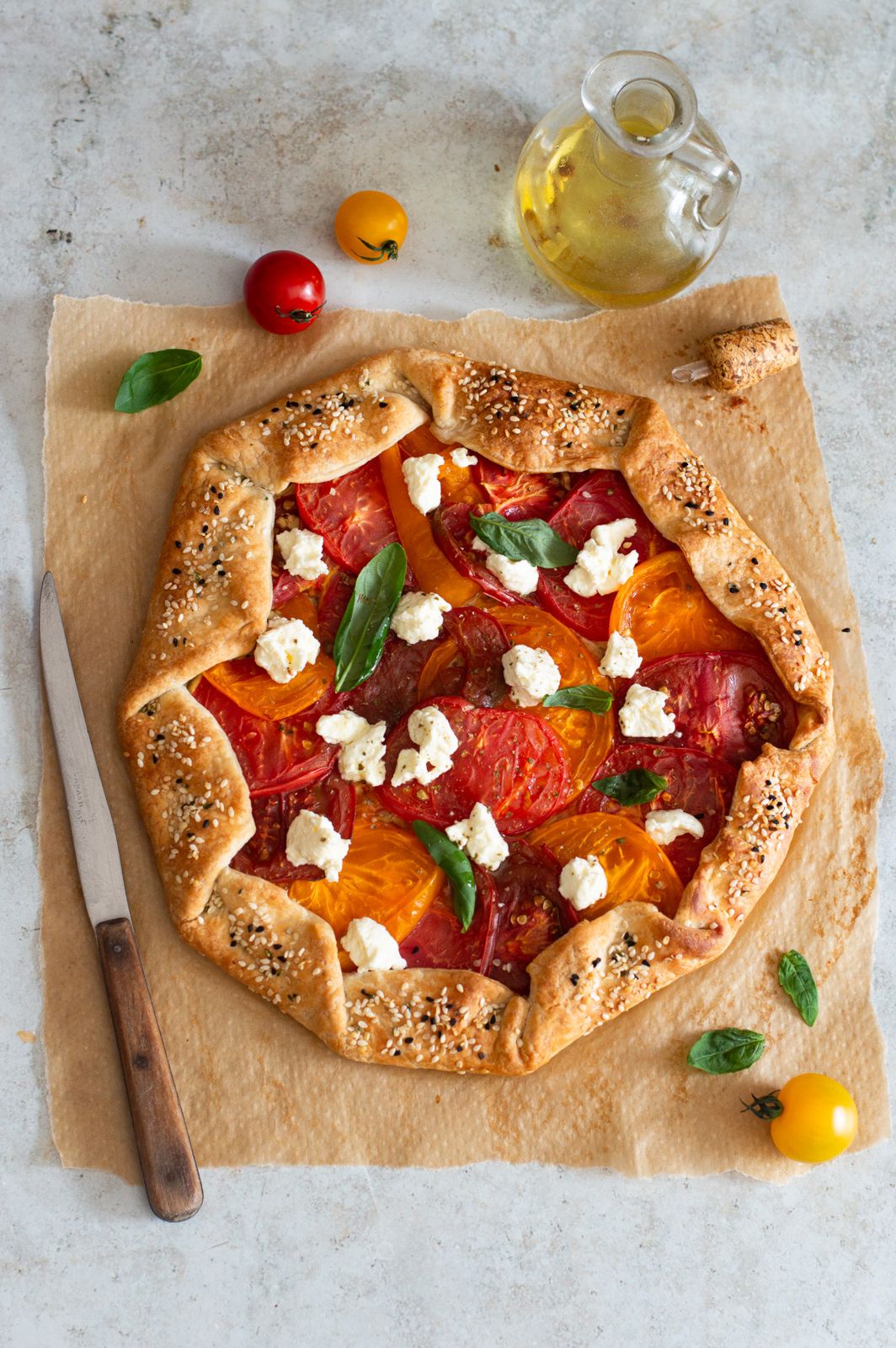 tarte feuilletée aux tomates anciennes, recette tarte feuilletée, été, tarte aux tomates ancienne facile, tarte feuilletée chèvre tomate, recette tarte tomate moutarde, tarte tomate basilic, recette d’été simple et rapide, cuisine de saison été, recette avec tomates anciennes, idée repas été léger, dijon, bourgogne, bourgogne franche-comté,  