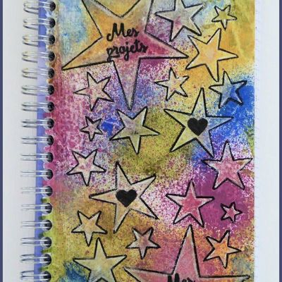 COUVERTURE DE CARNET AVEC DES SPRAYS ET POCHOIRS