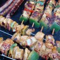 BROCHETTES DE POULET AU CURRY ET A LA MERIDIONALE A LA PLANCHA 