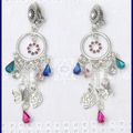 Une paire de boucles d'oreilles clips longues et multicolores...