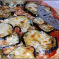 Pizza à l'aubergine grillée et à l'ail