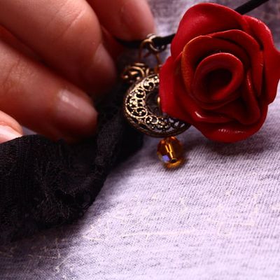 Sautoir Rose Dentelle, fimo, bouton, perle de