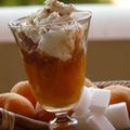 Coupe gourmande à l'abricot, sauce caramel à la fleur de sel