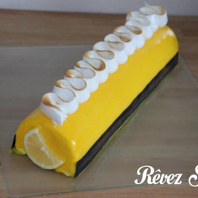 Bûche citron avec un insert fraise-rose !
