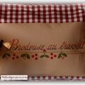 Broderie sur coussin : "brodeuse au travail"