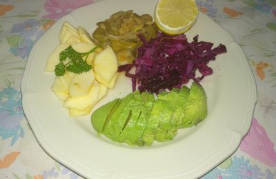 Salade composée de pommes granny smith, chou rouge, poireaux vinaigrette et avocat