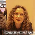 Laurell K. Hamilton signe des autographes au Salon du Livre à Paris