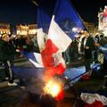 Les Chances pour la France brûlent le drapeau français Place du Capitole à Toulouse