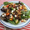 Salade de jeunes pousses à la pomme et à la papaye avec du fromage frais et des cerneaux de noix