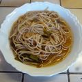 SOUPE DE NOUILLES À L'ASIATIQUE