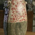 Superbe grand vase en pierre avec partie émaillée imprimé d'arabesques 