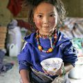 Petite fille tibétaine nomade / Tsatsa, Tibet oriental, 2005.
