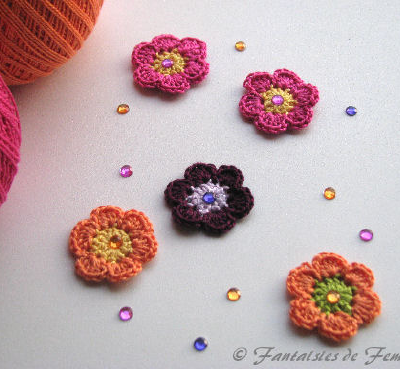 Strass fleur a 5 corolle la fleur en relief la