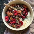 Breakfast bowl aux céréales et fruits rouges