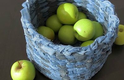 Corbeille tressée avec de vieux jeans